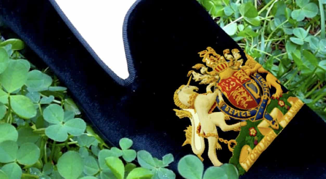 Auf ein Paar Hausschuhe gesticktes Logo der Studentenverbindung